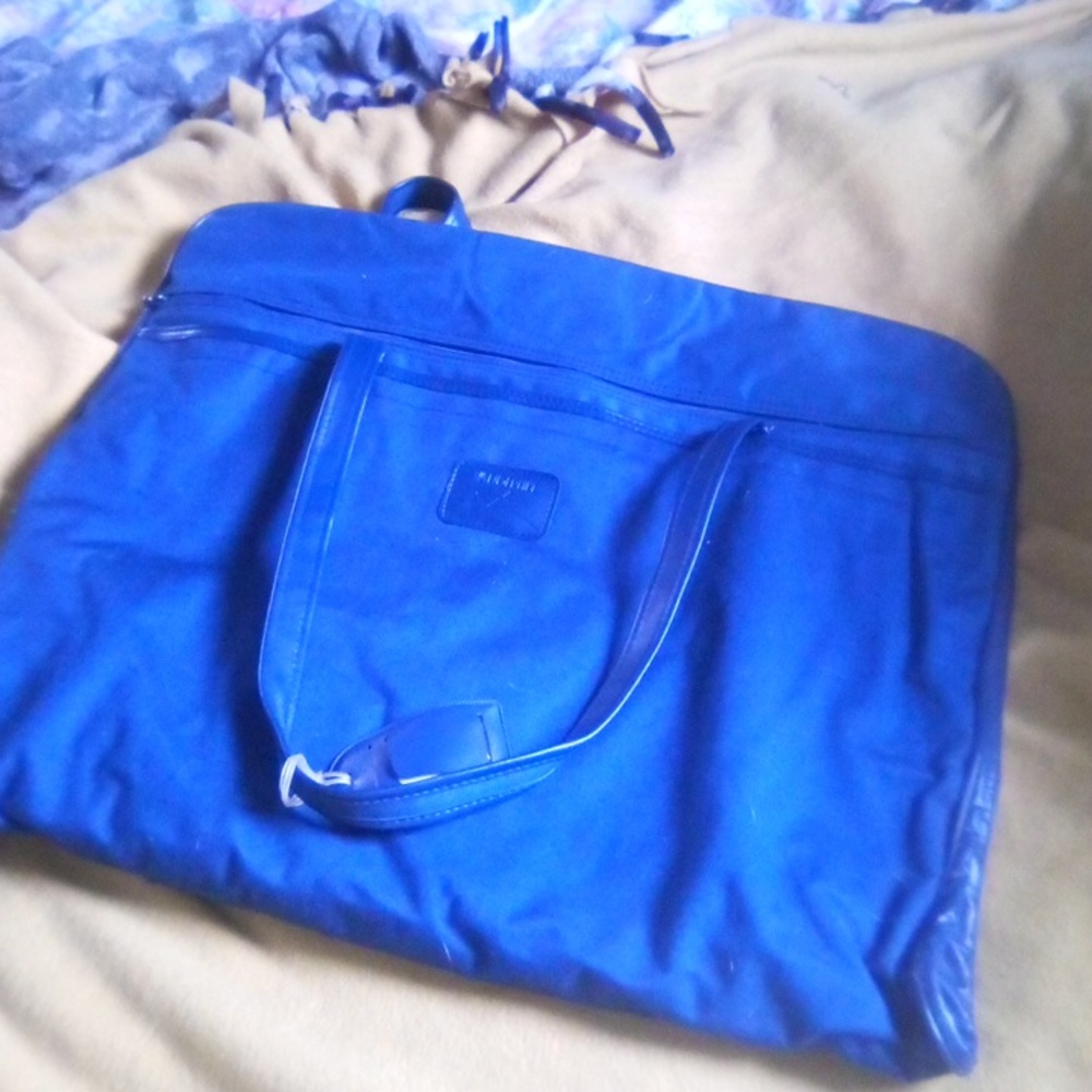 Gloria Vanderbilt travel luggage bag with hanger